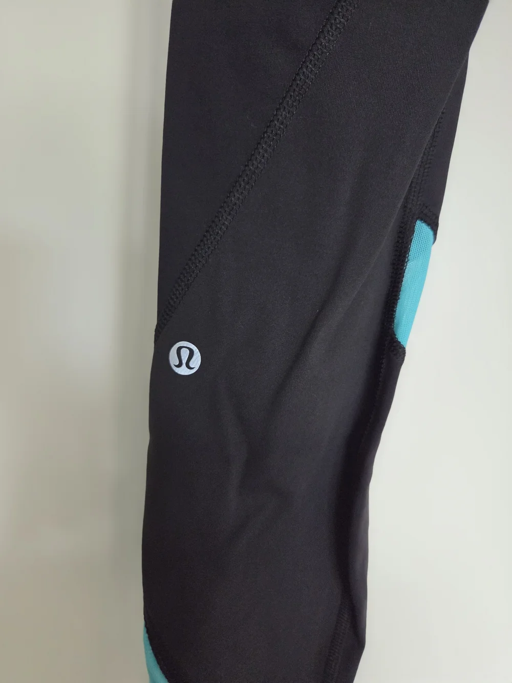 Lululemon Athletica Black Leggings with Teal Accents - Picture 4 of 4